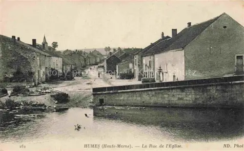 AK / Ansichtskarte Humes-Jorquenay LANGRES 52 Haute-Marne Rue-de-l Eglise Fluss Mauer Kirchturm Haeuser Dorfstrasse