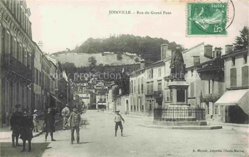 AK / Ansichtskarte Joinville Saint-Dizier 52 Haute-Marne Rue-du-Grand-Pont Denkmal Statue Passanten Kinder Huegel Haeuser