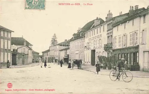 AK / Ansichtskarte Montier-en-Der Saint-Dizier 52 Haute-Marne La-Place Hotel-des-Voyageurs Kutsche Fahrrad Passanten Geschaefte