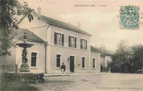 AK / Ansichtskarte Montier-en-Der Saint-Dizier 52 Haute-Marne La-Gare Bahnhof Brunnen Beamter Skulptur Fassade