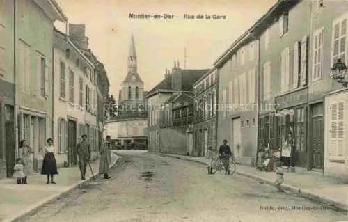 AK / Ansichtskarte Montier-en-Der Saint-Dizier 52 Haute-Marne Rue-de-la-Gare Kirche Strassenszene Passanten Fahrrad Geschaefte