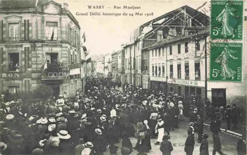 AK / Ansichtskarte Wassy Saint-Dizier 52 Haute-Marne Rue-Mauljean Grand-Defile-historique Menschenmenge Festumzug Fahnen Geschaefte