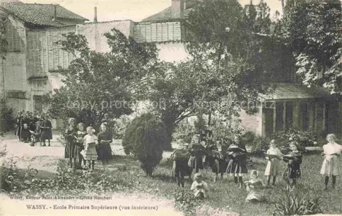 AK / Ansichtskarte Wassy Saint-Dizier 52 Haute-Marne Ecole-Primaire-Superieure Schulhof Kinder Schulgarten