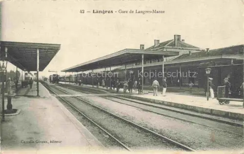 AK / Ansichtskarte LANGRES 52 Haute-Marne Gare-de-Langres-Marne Bahnhof Gleise Perron Reisende Dampfzug Bahnsteig