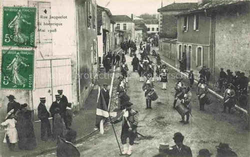 AK / Ansichtskarte Wassy Saint-Dizier 52 Haute-Marne Rue-Jacquelot Fête-historique Umzug Musikkapelle Trommler Fahne Dorfstrasse Zuschauer