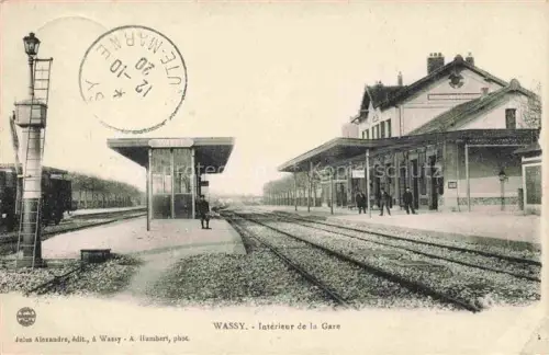 AK / Ansichtskarte Wassy Saint-Dizier 52 Haute-Marne Intérieur-de-la-Gare Bahnhof Gleise Perron Bahnsteig Wartehalle Gaslaterne