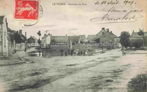AK / Ansichtskarte Le Puiset CHARTRES 28 Eure-et-Loir Intérieur-du-Pays Dorfplatz Brunnen Passanten Haeuser Dorfstrasse