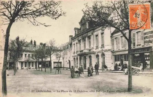 AK / Ansichtskarte CHATEUDUN  28 Eure-et-Loir Place-du-18-Octobre Caisse-d Epargne Stadtplatz Geschaefte Passanten Baeume Jugendstil-Gebaeude