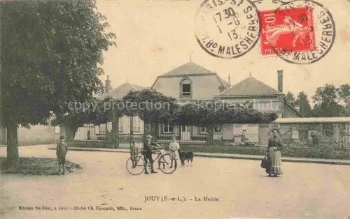 AK / Ansichtskarte Jouy CHARTRES 28 Eure-et-Loir Mairie Rathaus Fahrrad Kinder Frau Baum Efeu-bewachsen