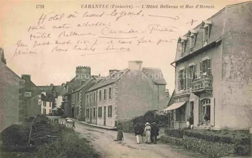 AK / Ansichtskarte Carantec Morlaix 29 Finistere Hôtel-Bellevue Rue-d Henvic Dorfstrasse Passanten Steinhaus Bretagne