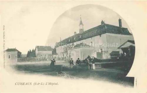 AK / Ansichtskarte Cuiseaux Louhans 71 Saone-et-Loire Hôpital Krankenhaus Kirchturm Brunnen Passanten Hof