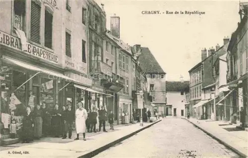 AK / Ansichtskarte Chagny Chalon-sur-Saone 71 Saone-et-Loire Rue-de-la-République Librairie-Papeterie Strassenszene Geschaefte Passanten Buergerhaus