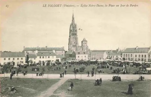 AK / Ansichtskarte Le Folgoet Brest 29 Finistere Eglise-Notre-Dame Place-de-Pardon Kirchturm Menschenmenge Volksfest Marktplatz Baeume