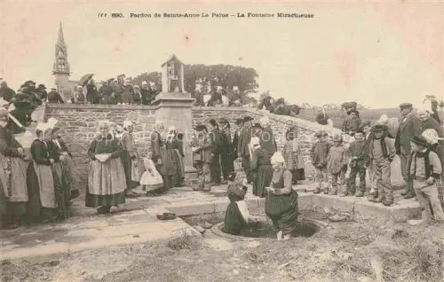 AK / Ansichtskarte Sainte Anne La Palue Chateaulin 29 Finistere Fontaine-Miraculeuse Pardon Bretonische-Tracht Menschenmenge Brunnen Heiligenstatue Kirchturm
