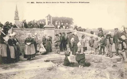 AK / Ansichtskarte Sainte Anne La Palue Chateaulin 29 Finistere Fontaine-Miraculeuse Pardon Bretonische-Tracht Menschenmenge Brunnen Heiligenstatue Kirchturm