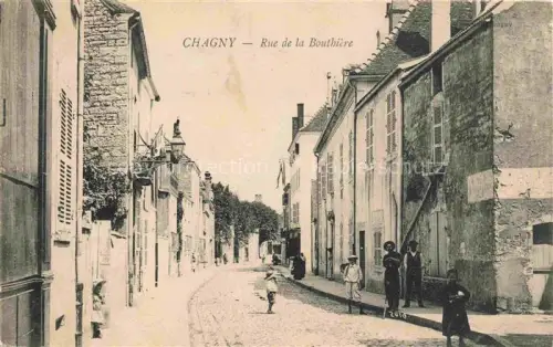 AK / Ansichtskarte Chagny Chalon-sur-Saone 71 Saone-et-Loire Rue-de-la-Bouthière Strassenszene Kopfsteinpflaster Passanten Wohnhaeuser