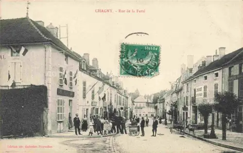 AK / Ansichtskarte Chagny Chalon-sur-Saone 71 Saone-et-Loire Rue-de-la-Ferté Strassenszene Passanten Fahnen Geschaefte Kinderwagen