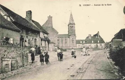 AK / Ansichtskarte Cronat CHAROLLES 71 Saone-et-Loire Avenue-de-la-Gare Kirche Strassenszene Kinder Dorfstrasse