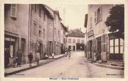 AK / Ansichtskarte Melay CHAROLLES 71 Saone-et-Loire Rue-Centrale Confections Café Epicerie-Mercerie Strassenszene Personen Kinder
