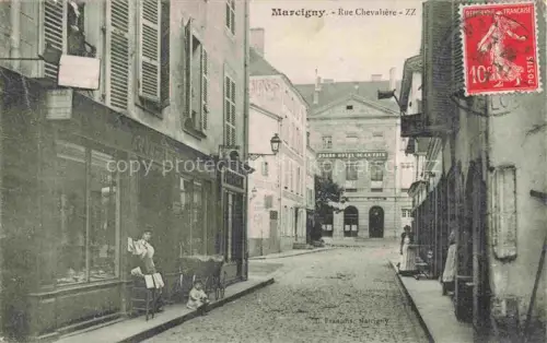 AK / Ansichtskarte Marcigny Charolles 71 Saone-et-Loire Rue-Chevalière Grand-Hôtel-de-la-Paix Strassenszene Kopfsteinpflaster Geschaefte