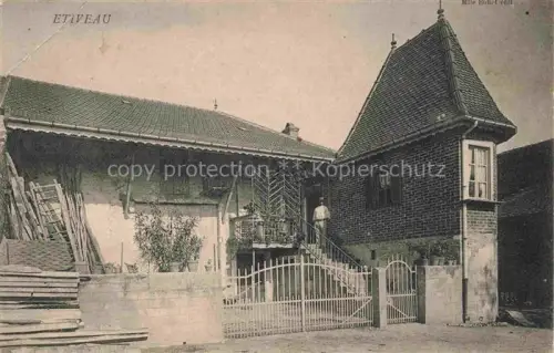 AK / Ansichtskarte Etiveau St-Boil Chalon-sur-Saone 71 Saone-et-Loire Bauernhof Turm Eingangstor Treppe Holzstapel Ziegeldach Mann Hof
