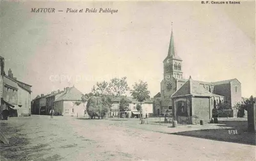 AK / Ansichtskarte Matour MACON 71 Saone-et-Loire Place-et-Poids-Publique Kirche Kirchturm Marktplatz Baeume Gebaeude Waage
