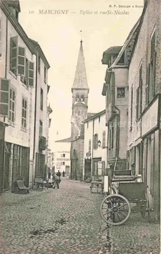 AK / Ansichtskarte Marcigny Charolles 71 Saone-et-Loire Eglise Rue-St-Nicolas Kirchturm Gasse Kopfsteinpflaster Karren Passanten Laeden