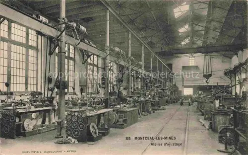 AK / Ansichtskarte Montceau-les-Mines Montceaux-l Etoile Charolles 71 Saone-et-Loire Atelier-d ajustage Maschinenhalle Werkzeugmaschinen Fabrikhalle Riementriebe Arbeiter Industrie