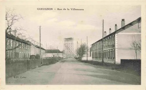 AK / Ansichtskarte Gueugnon CHAROLLES 71 Saone-et-Loire Rue-de-la-Villeneuve Strasse Foerderturm Bergwerk Wohnhaeuser Baeume Telefonmasten