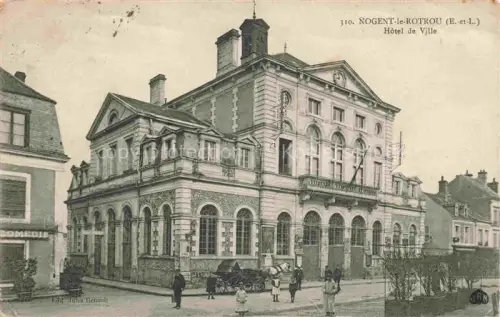 AK / Ansichtskarte NOGENT-LE-ROTROU 28 Eure-et-Loir Hôtel-de-Ville Rathaus Marktplatz Kutsche Passanten