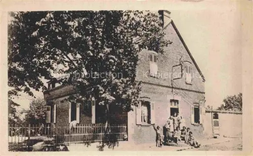 AK / Ansichtskarte Ermenonville-la-Petite CHARTRES 28 Eure-et-Loir Colonie-de-Vacances Backsteinhaus Gruppe Kinder Baum Zaun