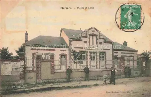 AK / Ansichtskarte Moriers Chateaudun 28 Eure-et-Loir Mairie École Backsteingebaeude Zaun Passanten Strasse handkoloriert