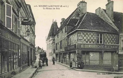 AK / Ansichtskarte NOGENT-LE-ROTROU 28 Eure-et-Loir Maison-de-Bois Fachwerkhaus Café-Restaurant E-Derrien Strasse Kutsche Passanten