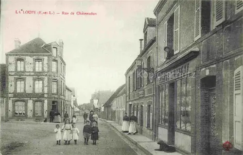 AK / Ansichtskarte La Loupe Nogent-le-Rotrou 28 Eure-et-Loir Rue-de-Châteaudun Strasse Geschaefte Kinder Hund Passanten