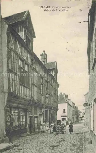 AK / Ansichtskarte Gallardon CHARTRES 28 Eure-et-Loir Grande-Rue Maison-XIVe-siècle Fachwerkhaus Gasse Kinder Passanten Kopfsteinpflaster