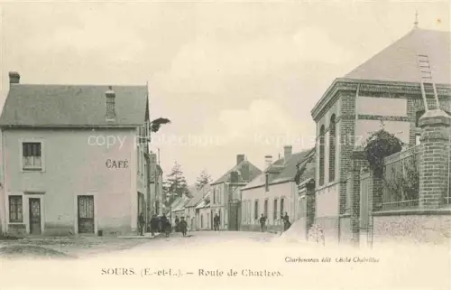 AK / Ansichtskarte Sours CHARTRES 28 Eure-et-Loir Route-de-Chartres Café Passanten Wohnhaeuser Zaun Kirchenmauer