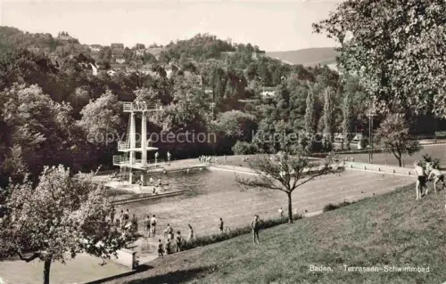 AK / Ansichtskarte BADEN  AG (Schweiz) Terrassen-Schwimmbad Sprungturm Freibad Schwimmbecken Badegaeste Wald Schloss