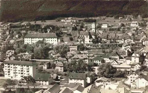 AK / Ansichtskarte DELEMONT Delsberg JU Luftaufnahme Kirche Stadtpanorama Wohnhaeuser Wald