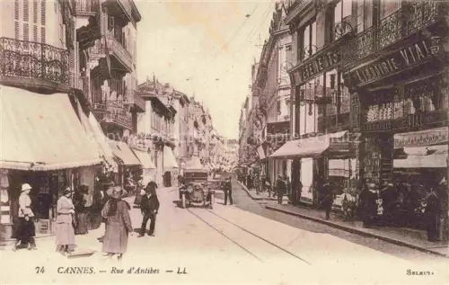 AK / Ansichtskarte CANNES 06 Alpes-Maritimes Rue-d Antibes Librairie-Vial Strassenszene Passanten Auto Schienen Geschaefte