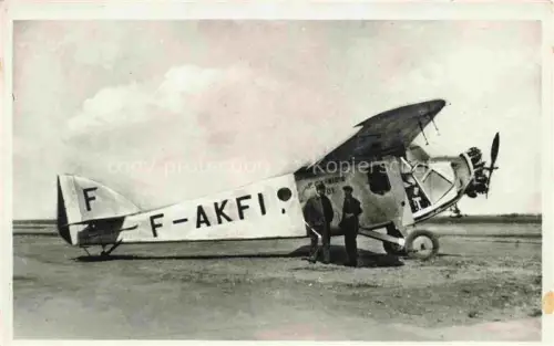 AK / Ansichtskarte ISTRES 13 Bouches du Rhone Istres-Aviation Monomoteur-S.P.C.A. Flugzeug Flugplatz Piloten