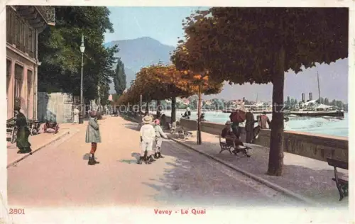 AK / Ansichtskarte VEVEY VD Quai Promenade Dampfer See Passanten Baeume Berge Laternenpfahl