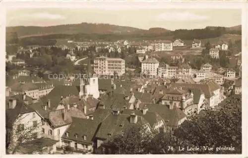 AK / Ansichtskarte LE LOCLE NE Dorfansicht Kirche Daecher Wohnhaeuser Wald Huegel