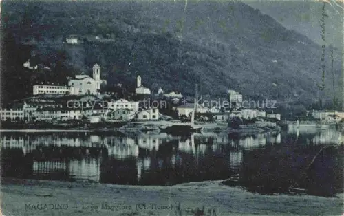 AK / Ansichtskarte Magadino Locarno TI Lago-Maggiore Kirche Ortschaft Spiegelung Berge Ufer