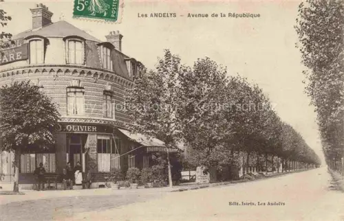 AK / Ansichtskarte Les Andelys 27 Eure Avenue-de-la-République Hotel-de-la-Gare J-Olivier Allee Baeume Strassenszene Passanten