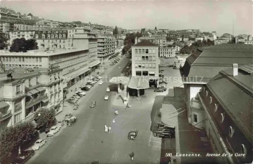 AK / Ansichtskarte LAUSANNE VD Avenue-de-la-Gare Tankstelle Strassenszene Autos Stadtpanorama Bahnhof