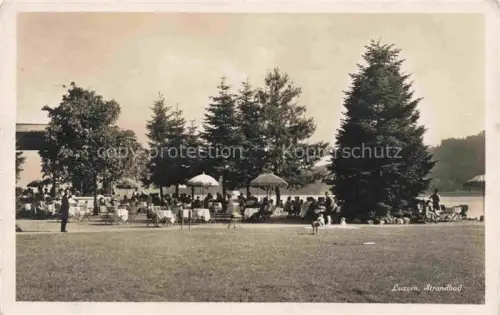 AK / Ansichtskarte LUZERN  LU Strandbad Seeufer Sonnenschirme Badegaeste Liegewiese Baeume Vierwaldstaettersee