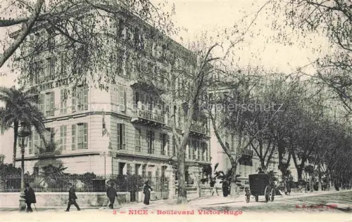 AK / Ansichtskarte NICE   Nizza 06 Alpes-Maritimes Boulevard-Victor-Hugo Grand-Hôtel Platanen Kutsche Passanten Strassenlaterne Palmen