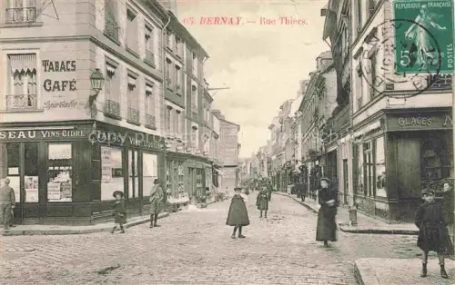 AK / Ansichtskarte BERNAY 27 Eure Rue-Thiers Tabac-Café Strassenszene Geschaefte Passanten Pflastersteine Vins-Cidre Glaces