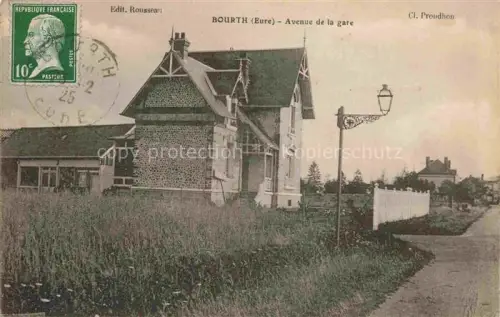 AK / Ansichtskarte Bourth EVREUX 27 Eure Avenue-de-la-gare Bahnhofsgebaeude Strassenlaterne Wiese Wohnhaus