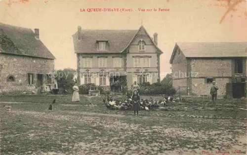 AK / Ansichtskarte La Queue d Haye Vernon Evreux 27 Eure Ferme Bauernhof Huehner Kinder Frauen Gutshaus Stallgebaeude
